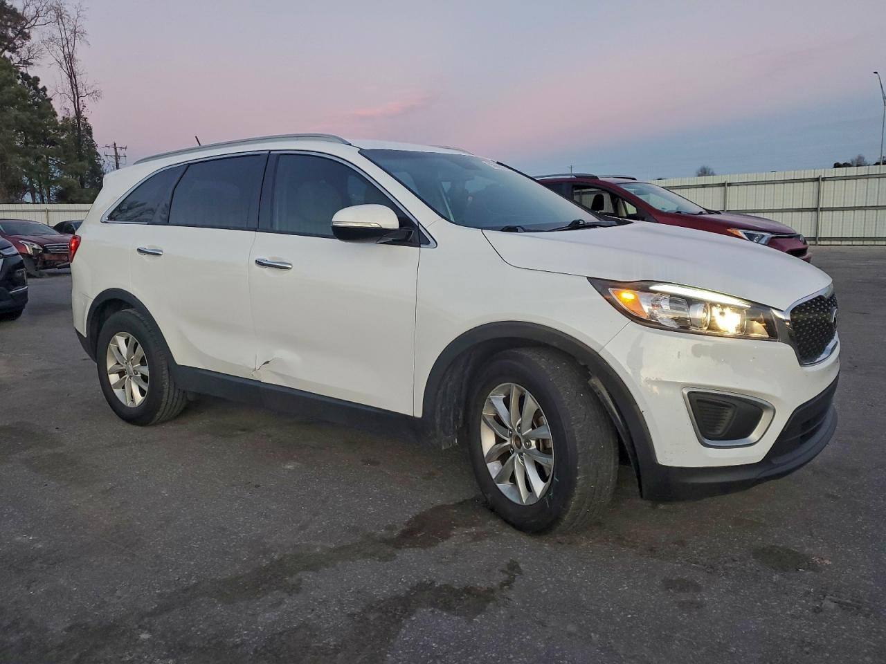 2017 KIA SORENTO LX photo 4