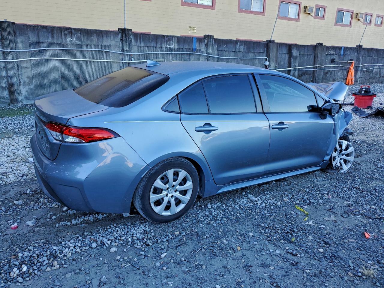 2021 TOYOTA COROLLA LE photo 3