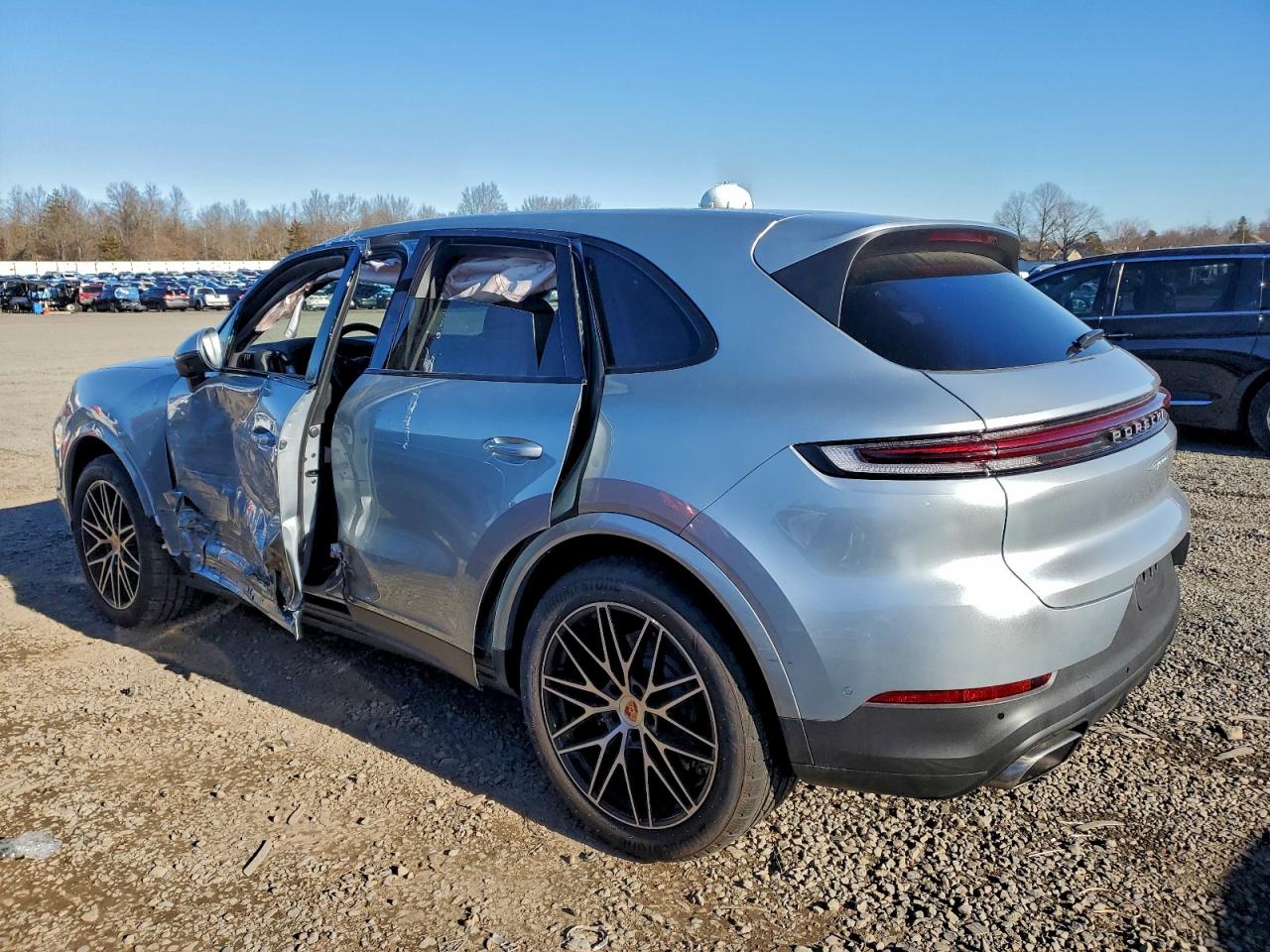2025 PORSCHE CAYENNE photo 2