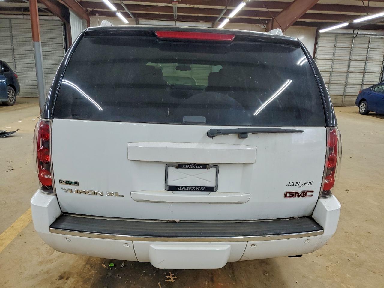 2011 GMC YUKON XL DENALI photo 6