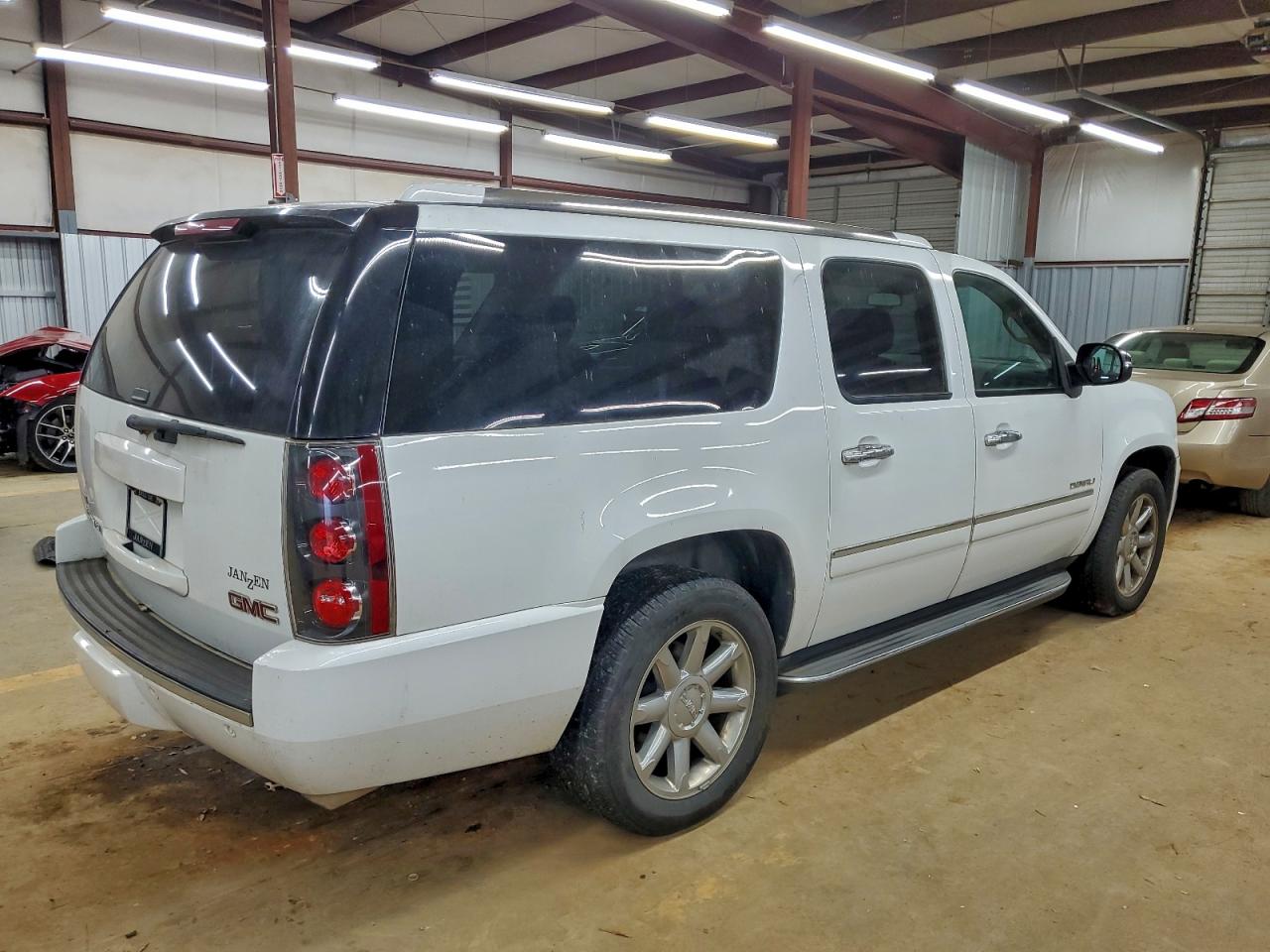 2011 GMC YUKON XL DENALI photo 3