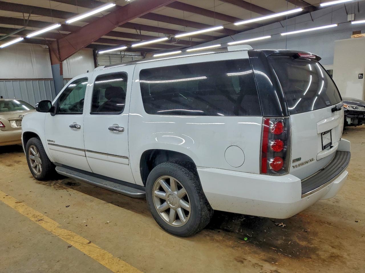 2011 GMC YUKON XL DENALI photo 2