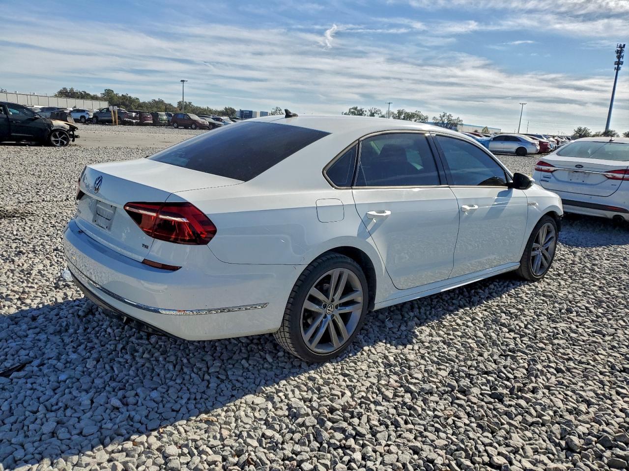 2018 VOLKSWAGEN PASSAT S photo 3