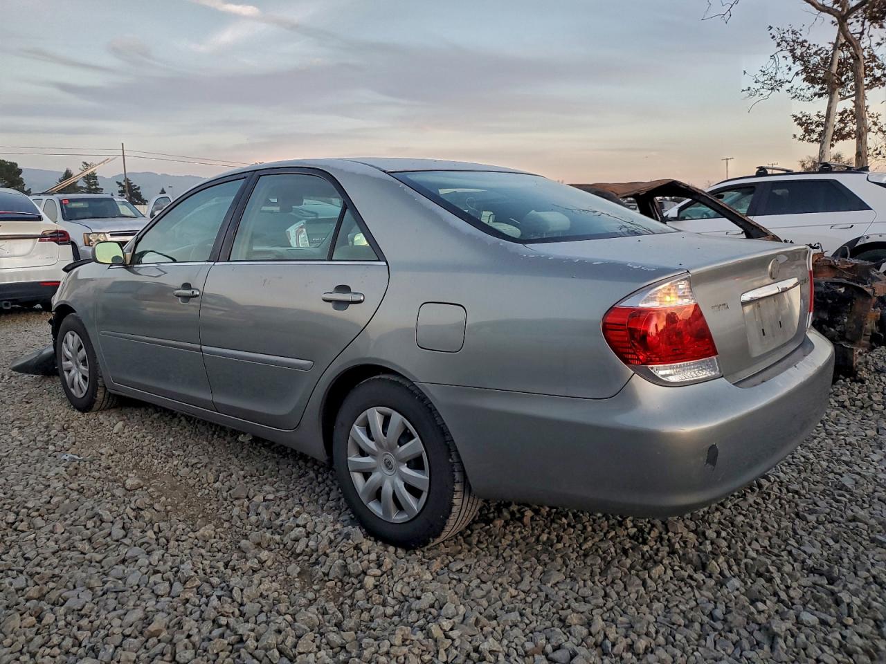 2005 TOYOTA CAMRY LE photo 2