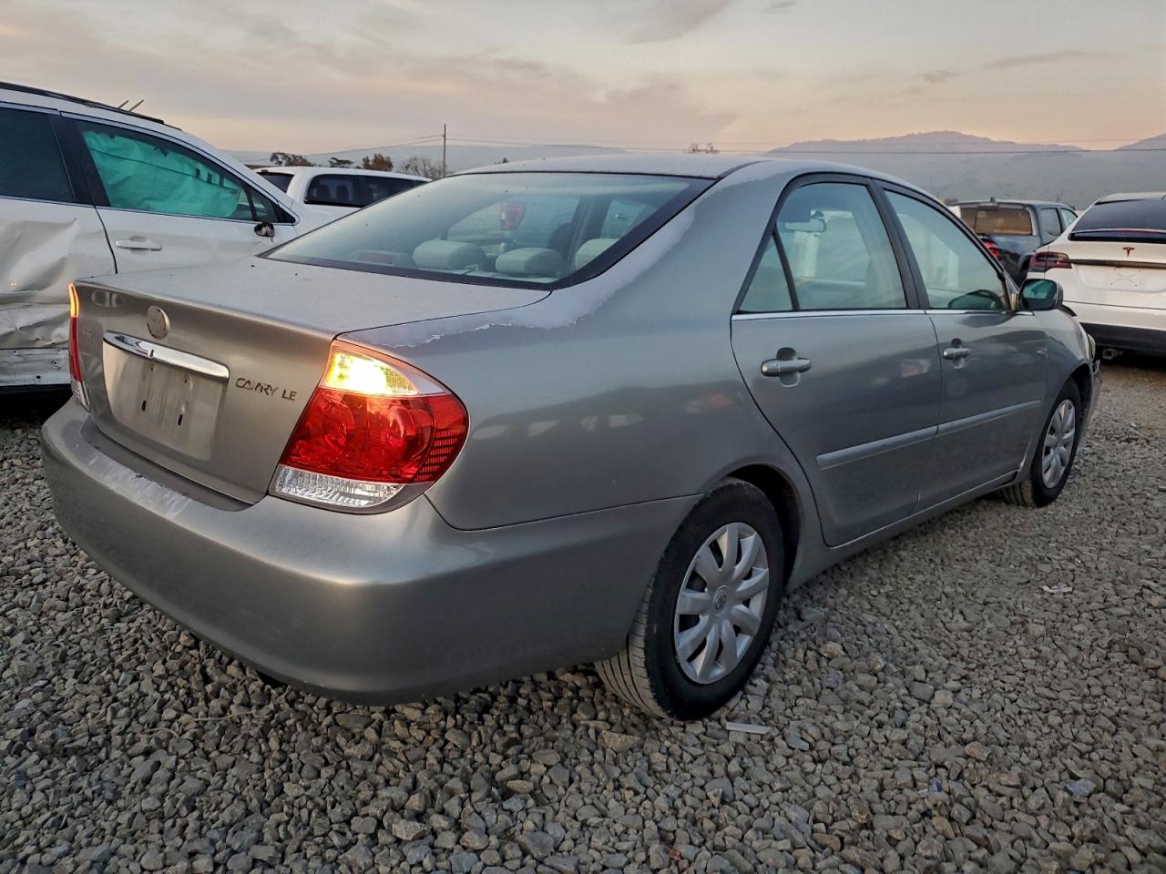 2005 TOYOTA CAMRY LE photo 3