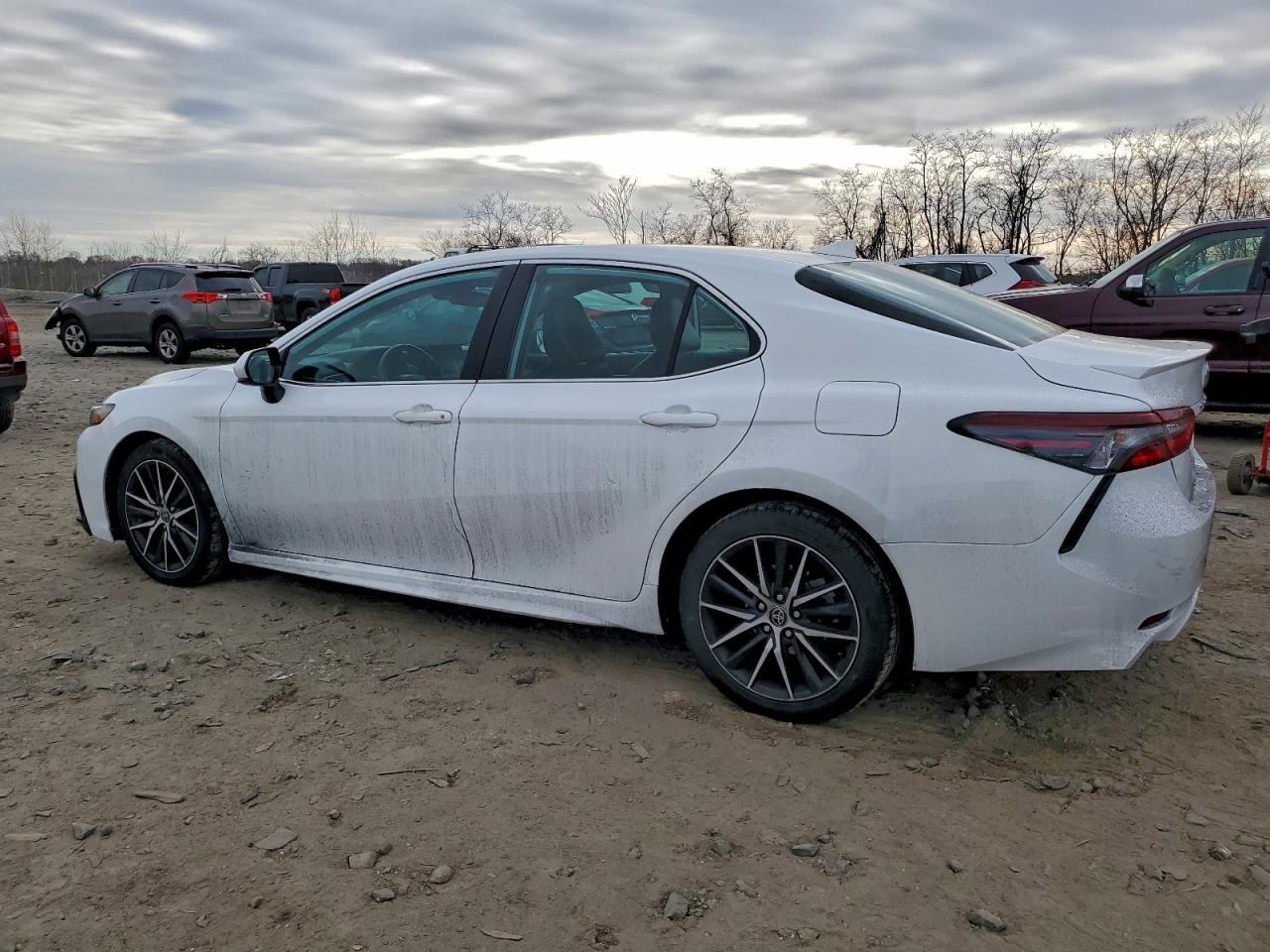 2021 TOYOTA CAMRY SE photo 3