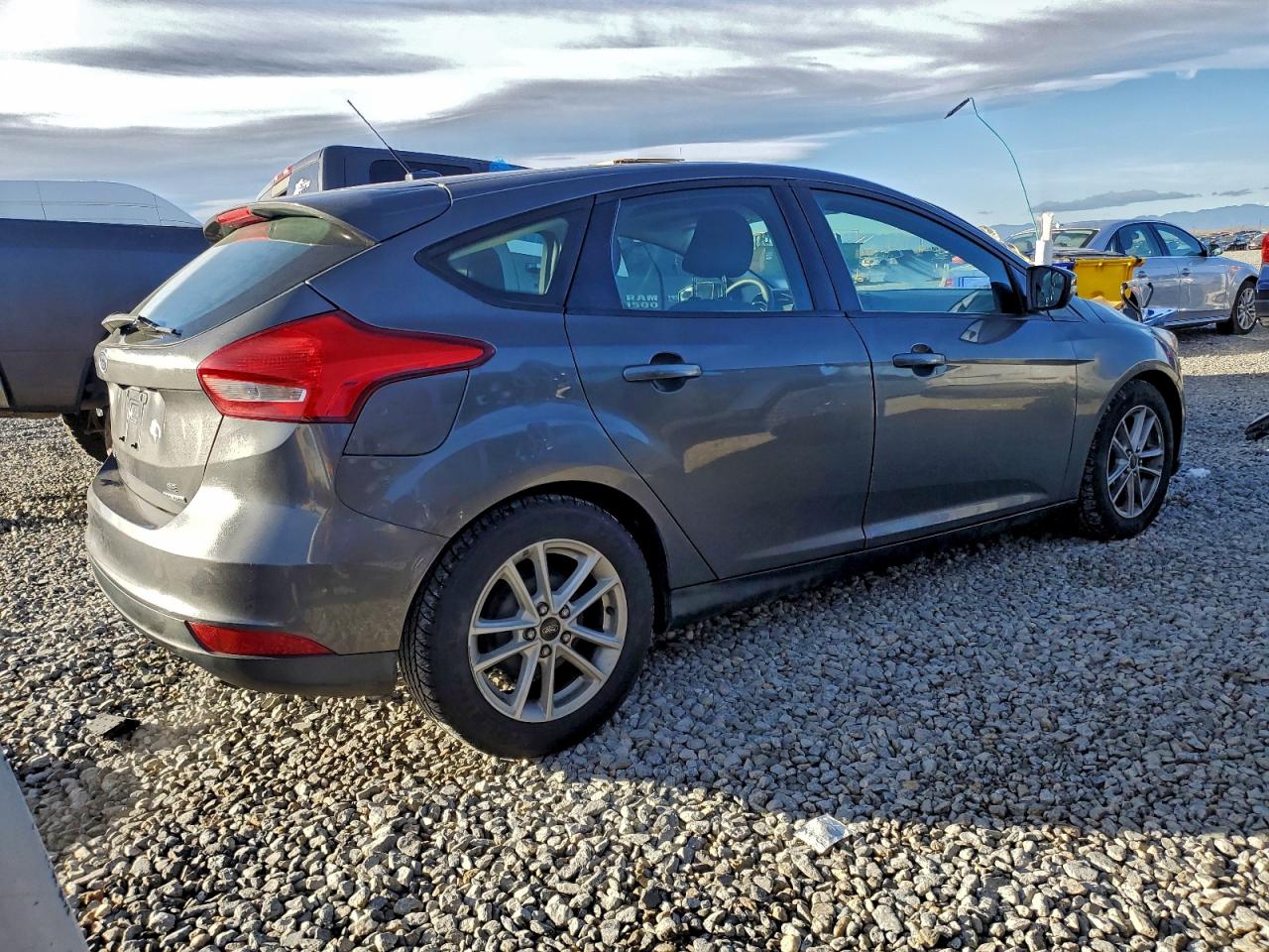 2015 FORD FOCUS SE photo 3