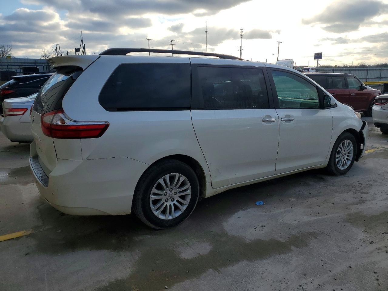 2015 TOYOTA SIENNA XLE photo 3