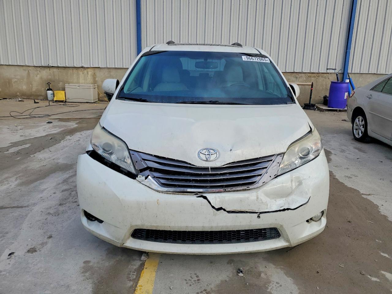 2015 TOYOTA SIENNA XLE photo 5