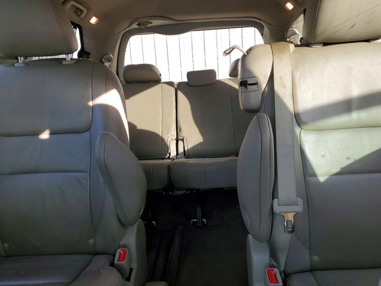 2015 TOYOTA SIENNA XLE photo 10