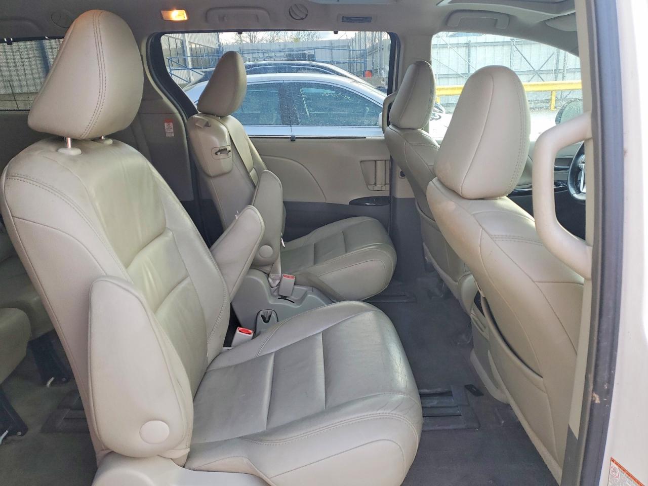 2015 TOYOTA SIENNA XLE photo 11