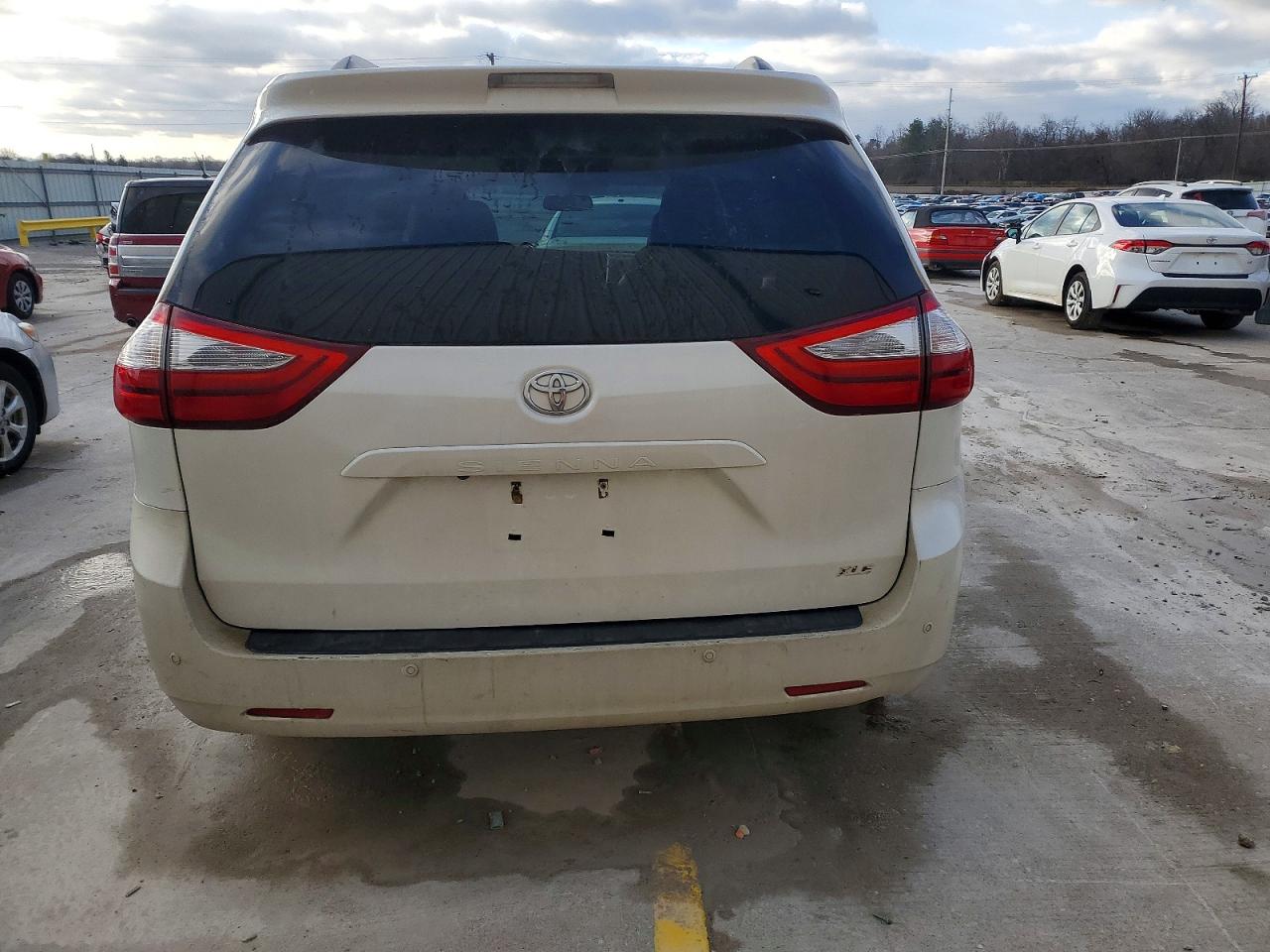 2015 TOYOTA SIENNA XLE photo 6