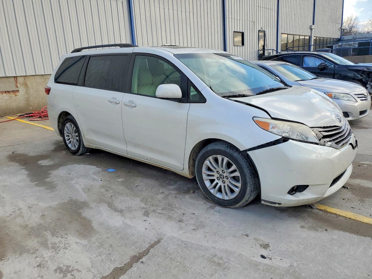2015 TOYOTA SIENNA XLE photo 4