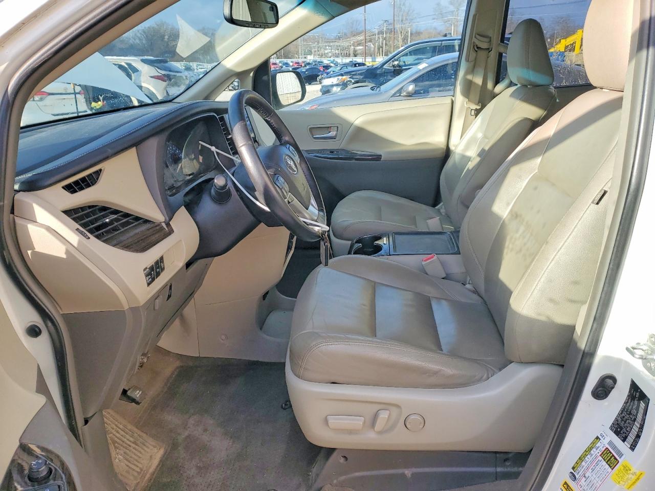 2015 TOYOTA SIENNA XLE photo 7