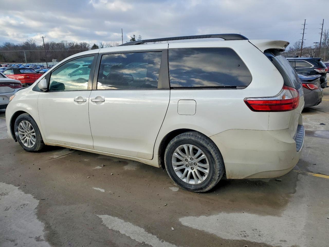 2015 TOYOTA SIENNA XLE photo 2