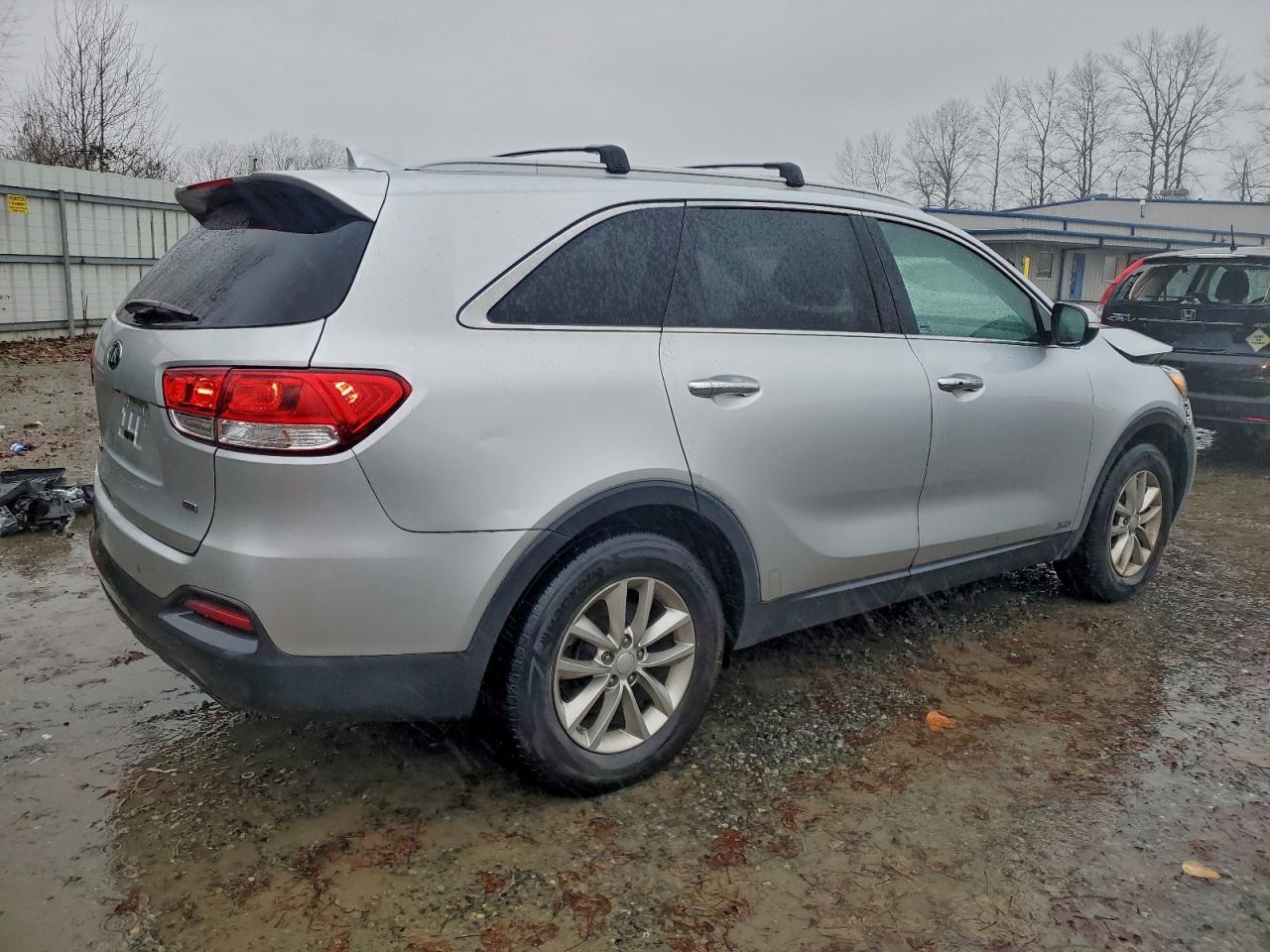 2017 KIA SORENTO LX photo 3