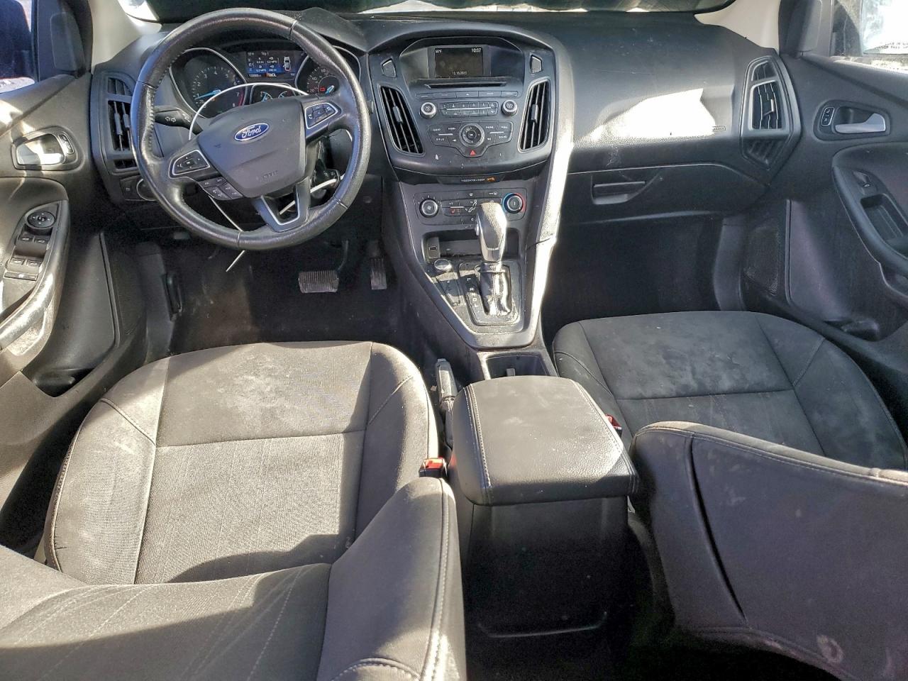 2017 FORD FOCUS SE photo 8