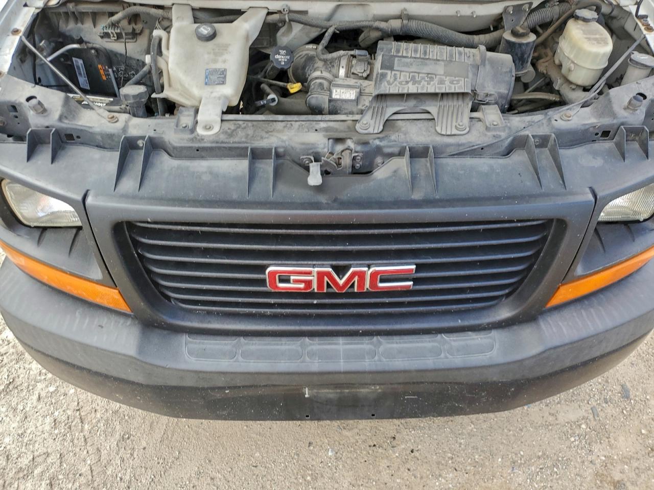 2016 GMC SAVANA G2500 photo 12