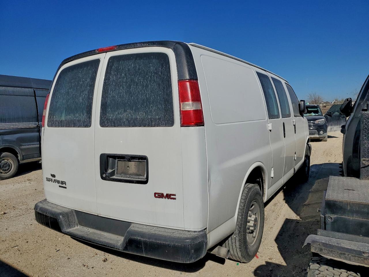 2016 GMC SAVANA G2500 photo 3