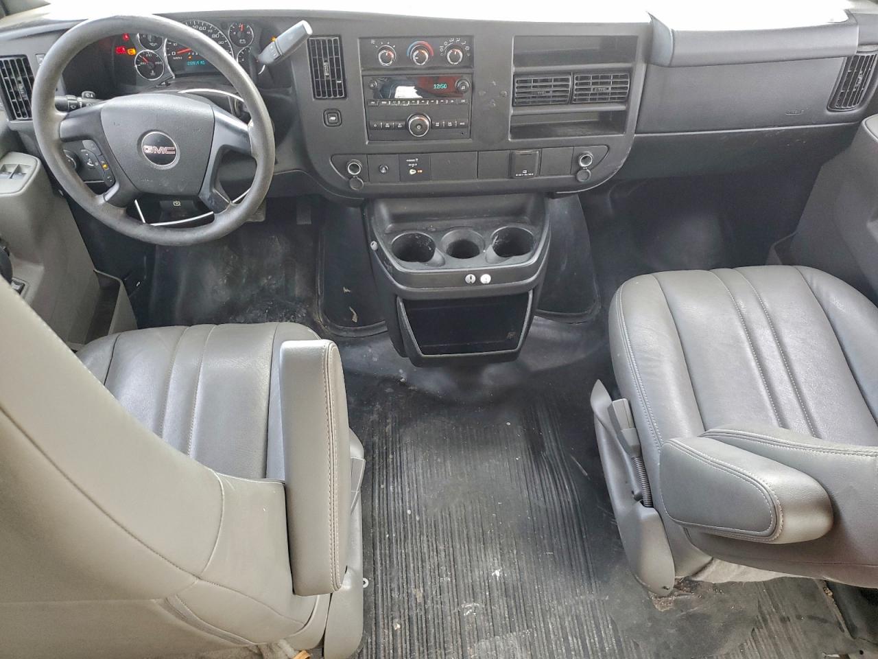 2016 GMC SAVANA G2500 photo 8