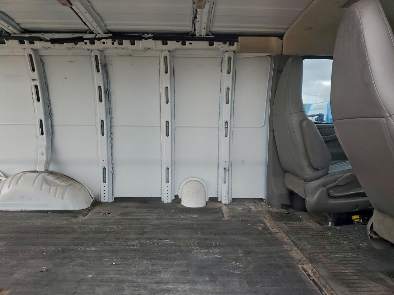 2016 GMC SAVANA G2500 photo 11