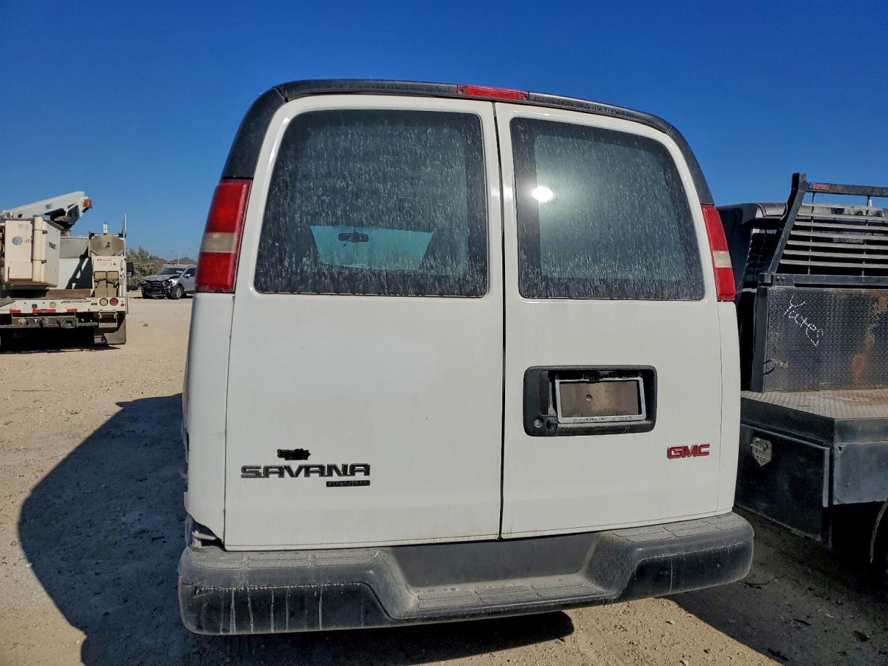 2016 GMC SAVANA G2500 photo 6