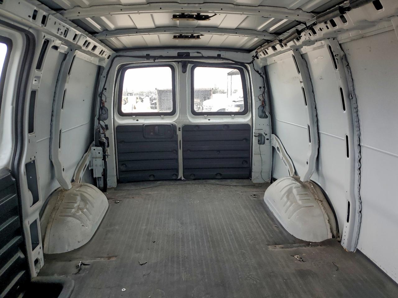 2016 GMC SAVANA G2500 photo 10