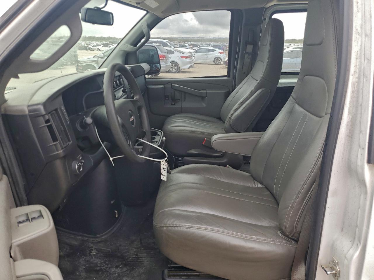 2016 GMC SAVANA G2500 photo 7