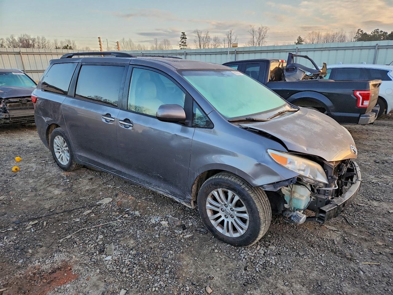2015 TOYOTA SIENNA XLE photo 4