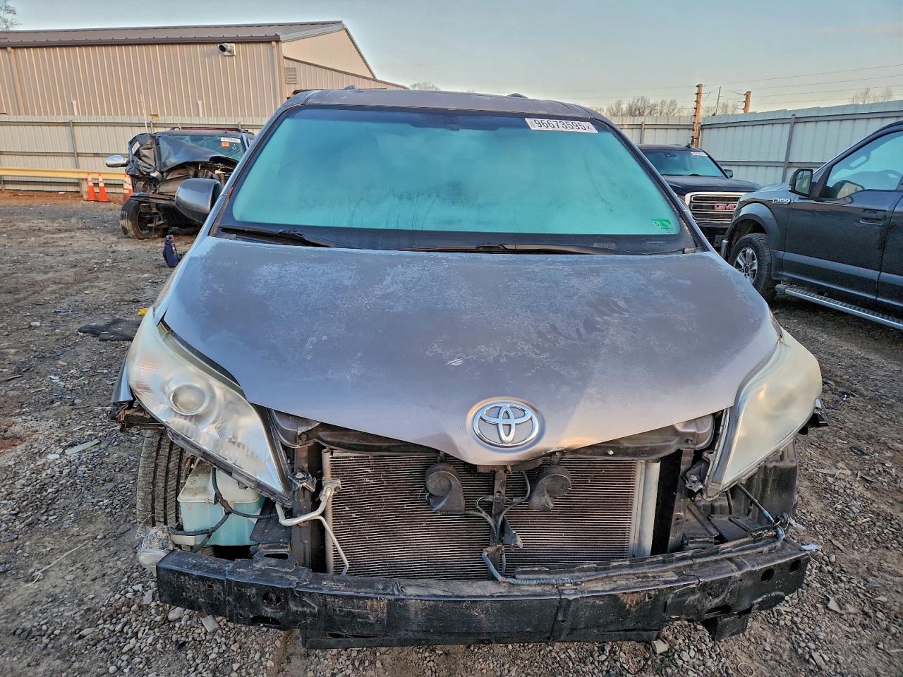 2015 TOYOTA SIENNA XLE photo 5