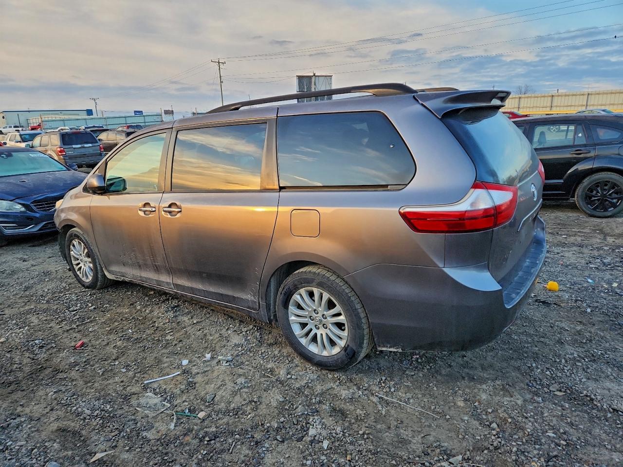 2015 TOYOTA SIENNA XLE photo 2