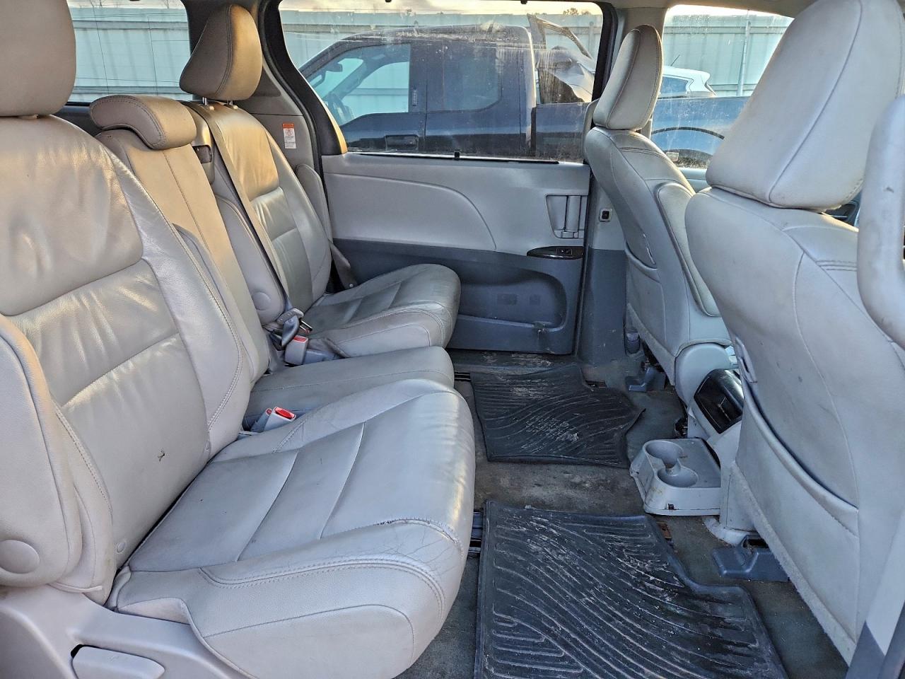 2015 TOYOTA SIENNA XLE photo 11
