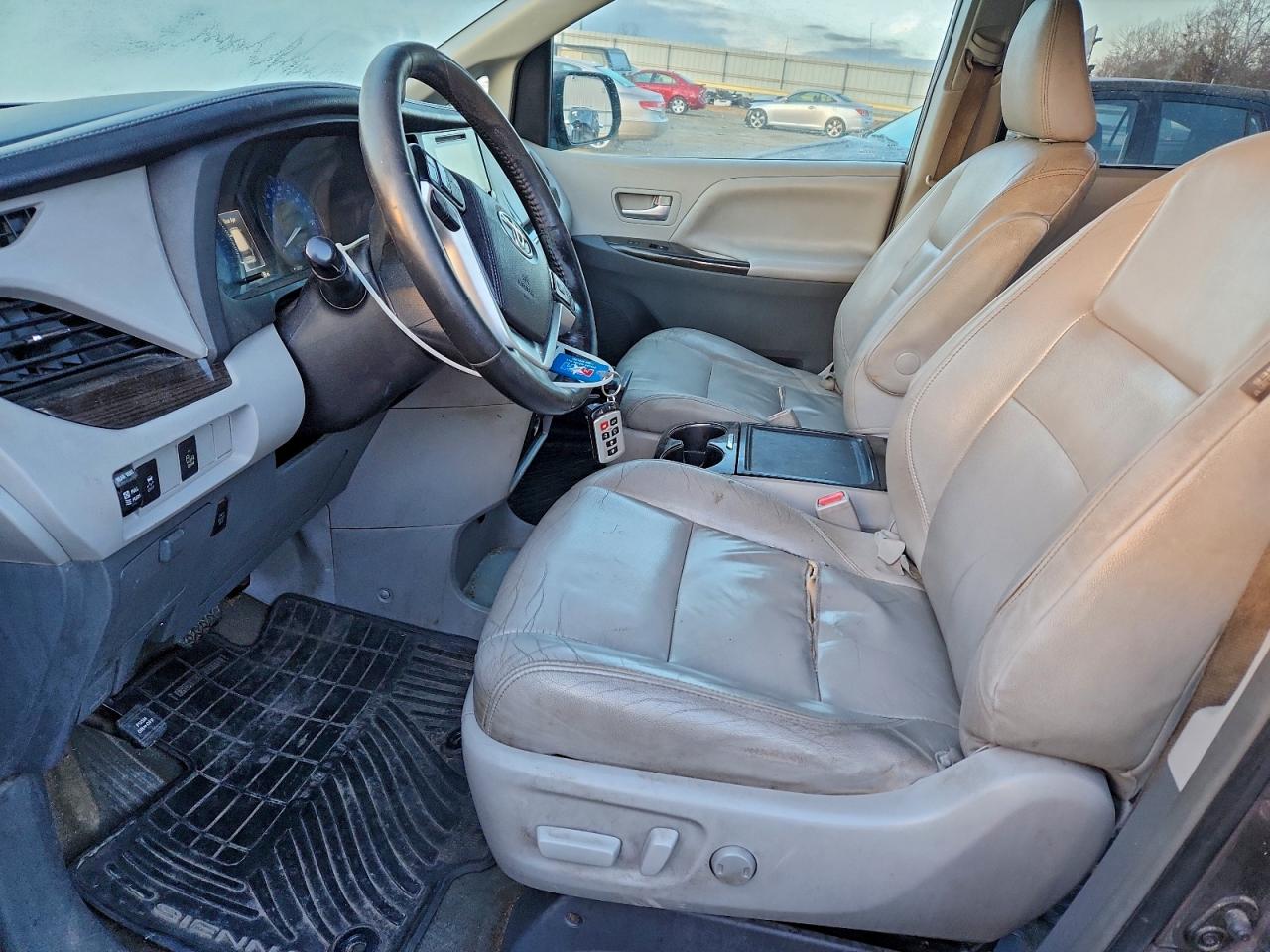 2015 TOYOTA SIENNA XLE photo 7