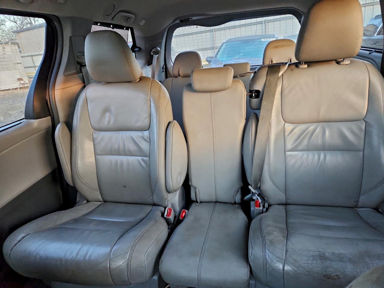2015 TOYOTA SIENNA XLE photo 10
