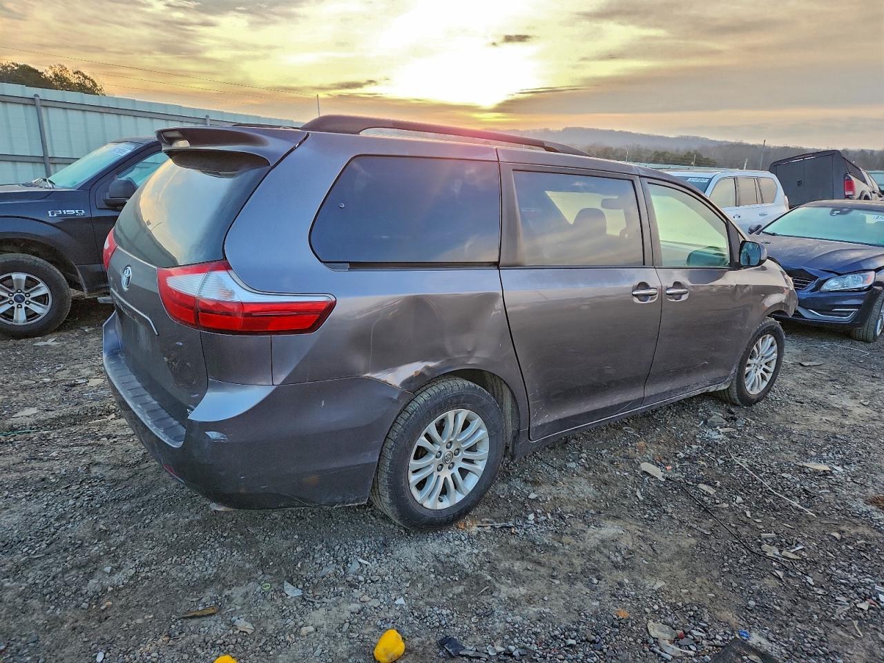 2015 TOYOTA SIENNA XLE photo 3