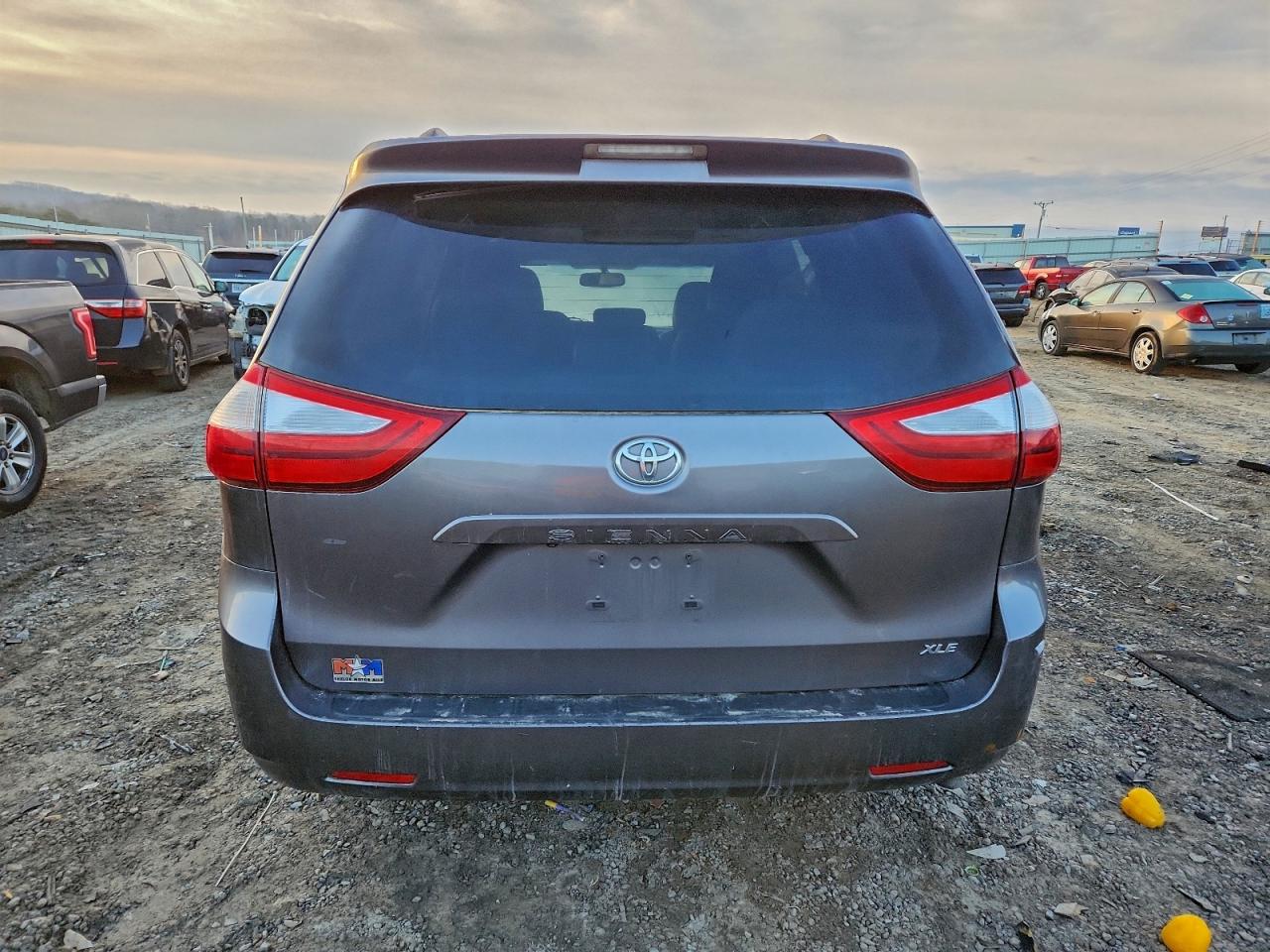 2015 TOYOTA SIENNA XLE photo 6