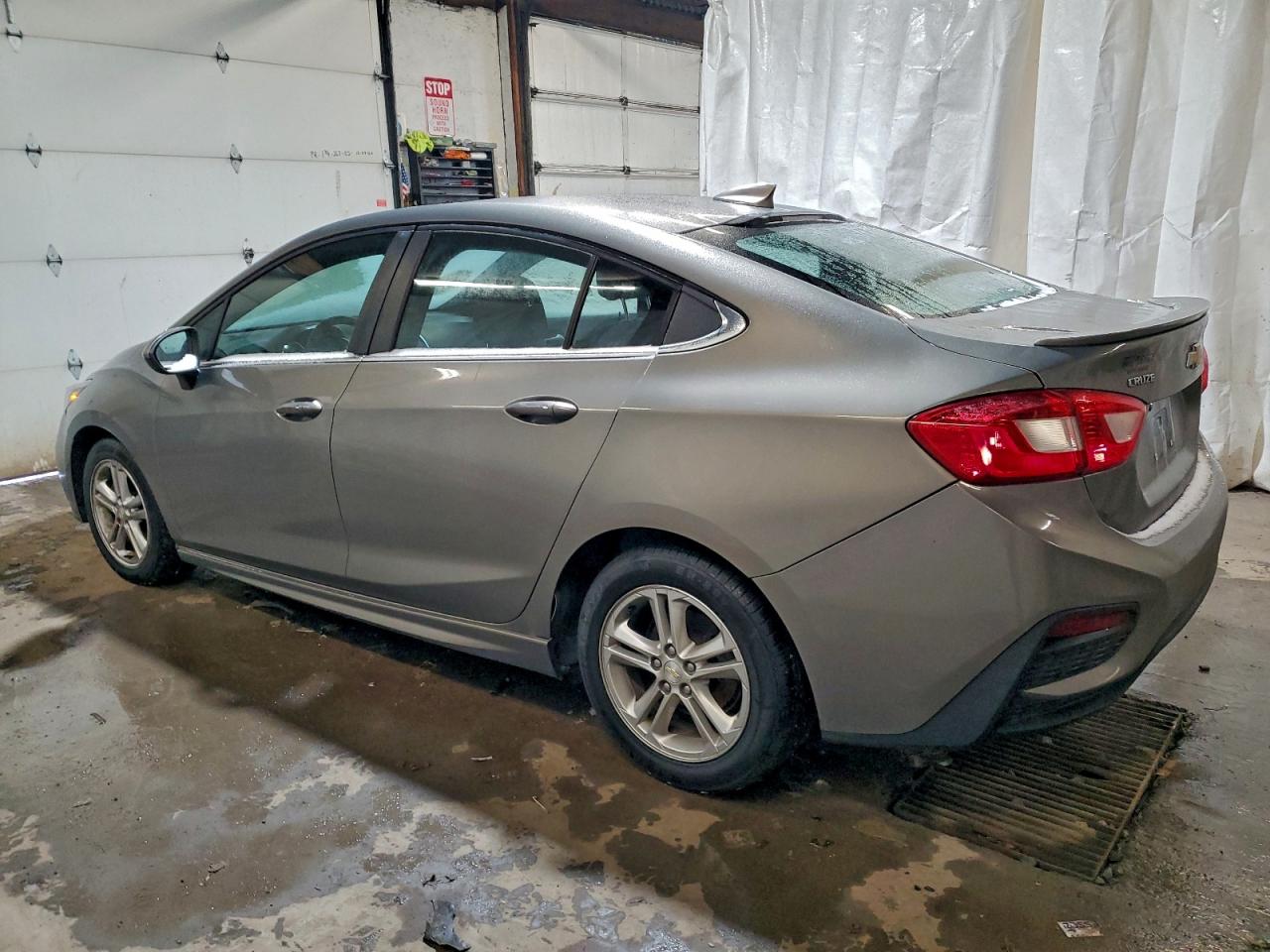 2017 CHEVROLET CRUZE LT photo 2