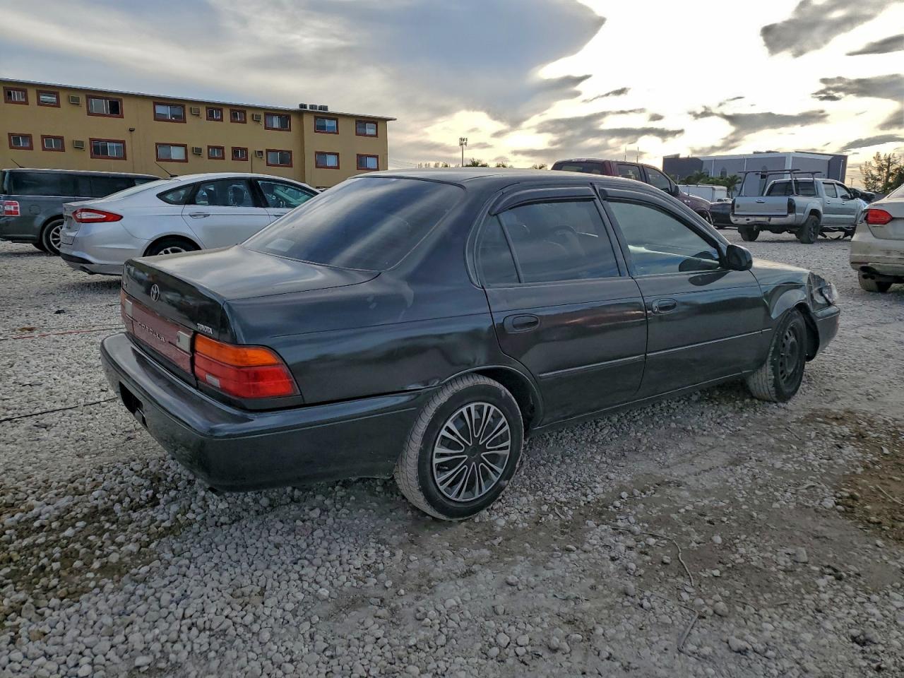 1995 TOYOTA COROLLA LE photo 3