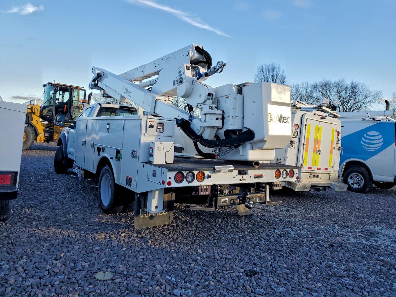 2025 FORD F550 SUPER DUTY BUCKET TRUCK photo 2