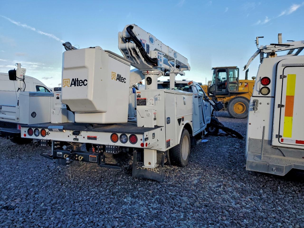 2025 FORD F550 SUPER DUTY BUCKET TRUCK photo 3