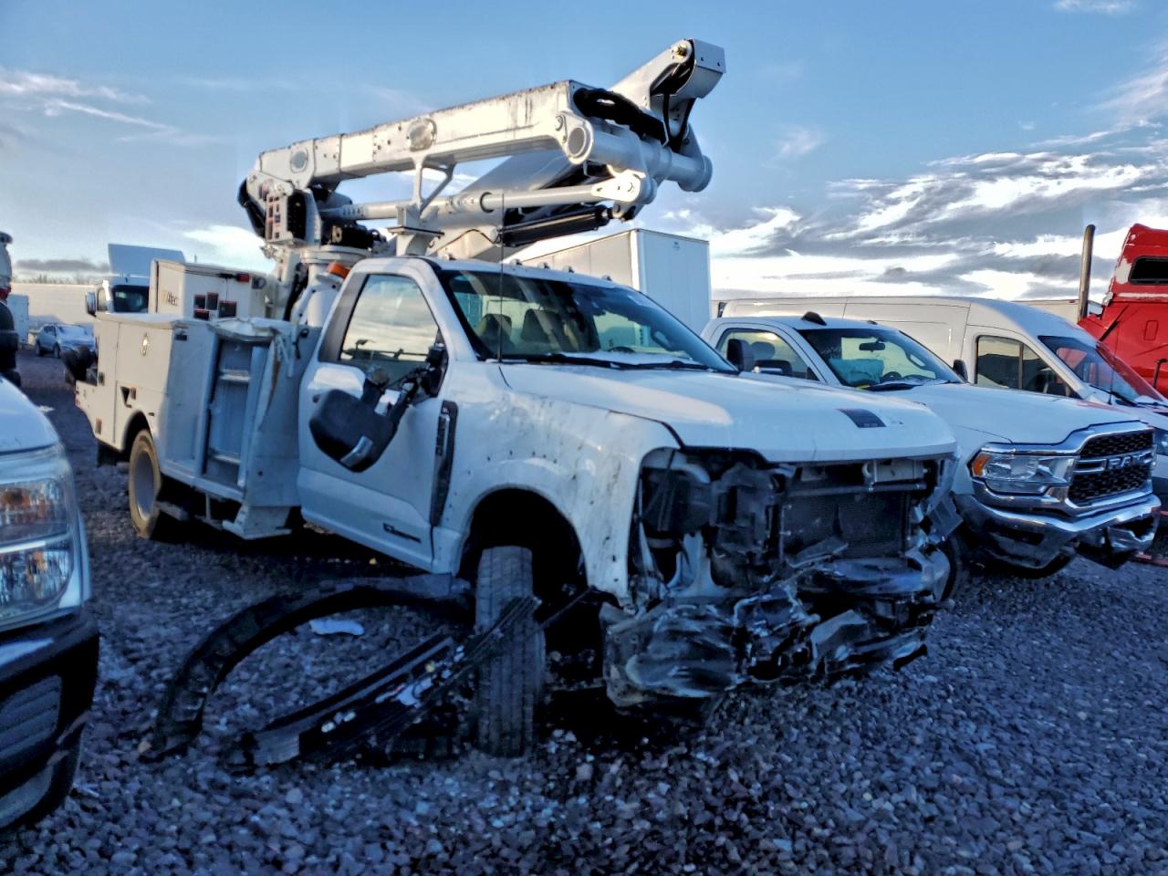 2025 FORD F550 SUPER DUTY BUCKET TRUCK photo 4