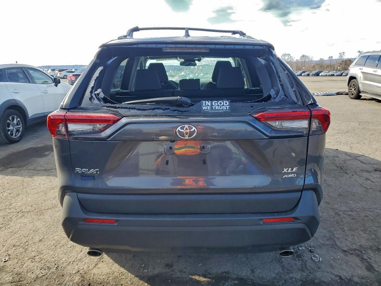 2025 TOYOTA RAV4 XLE photo 6