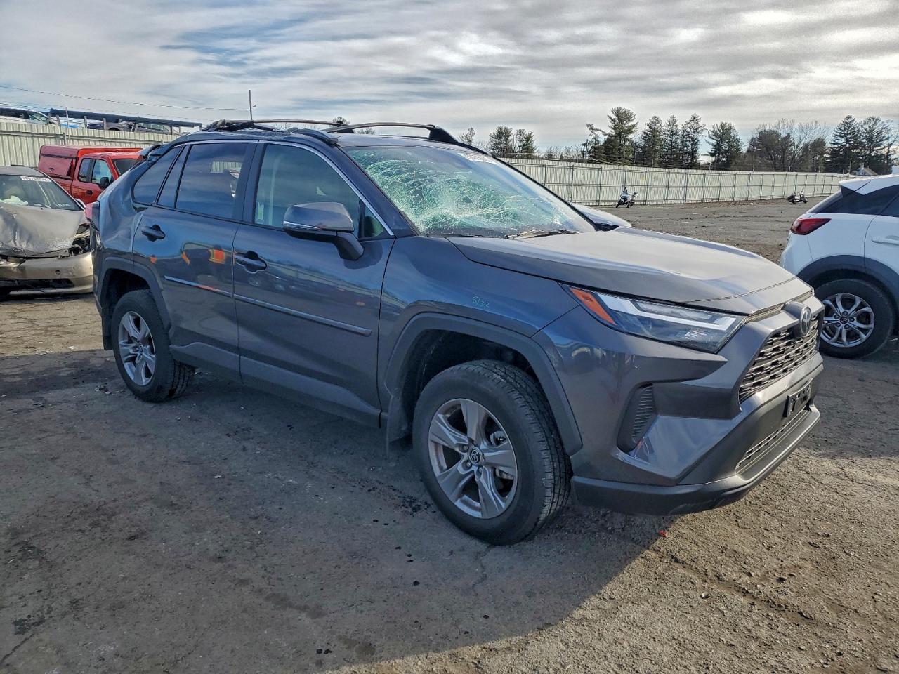 2025 TOYOTA RAV4 XLE photo 4