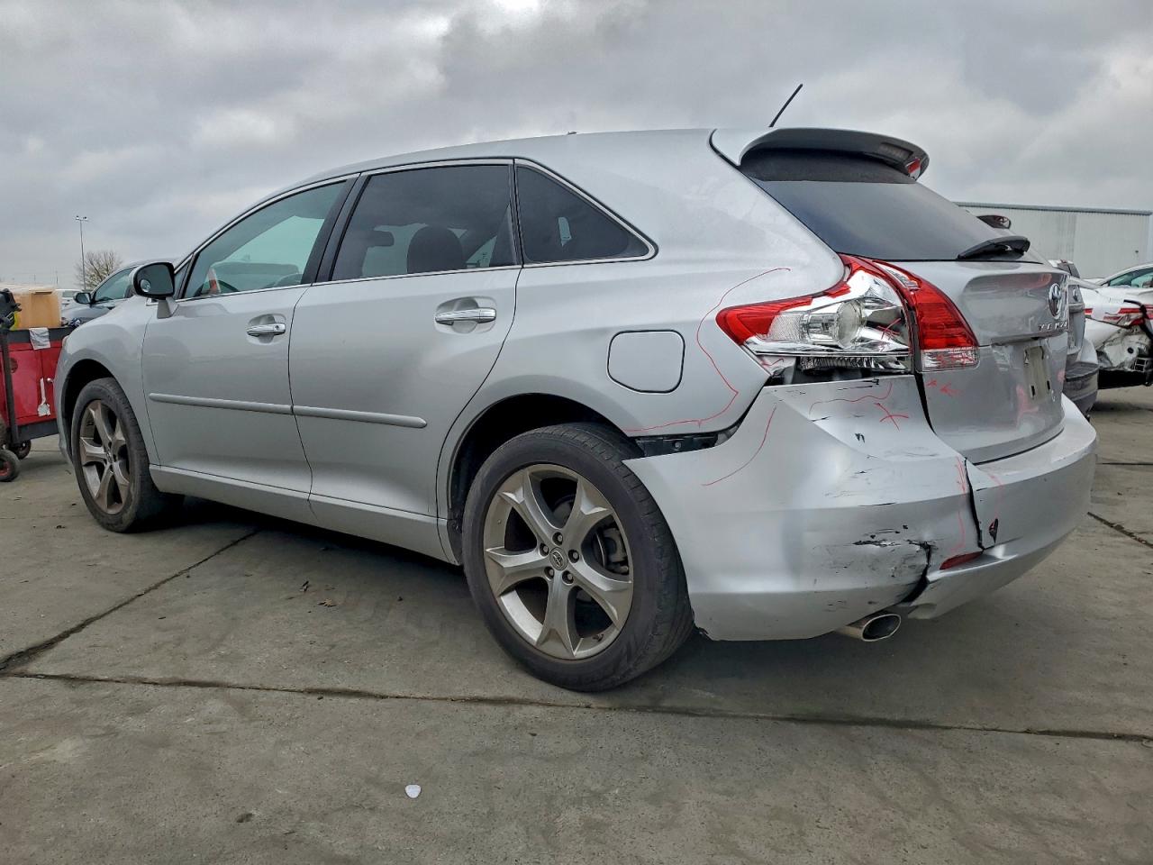2011 TOYOTA VENZA photo 2