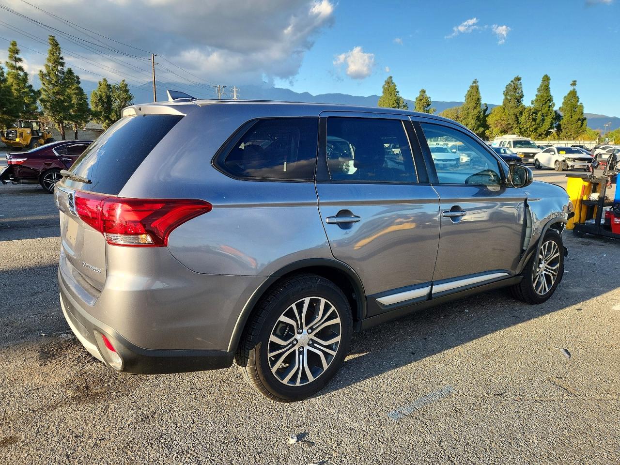 2018 MITSUBISHI OUTLANDER ES photo 5