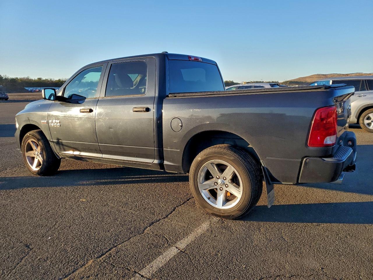 2014 RAM 1500 ST photo 2