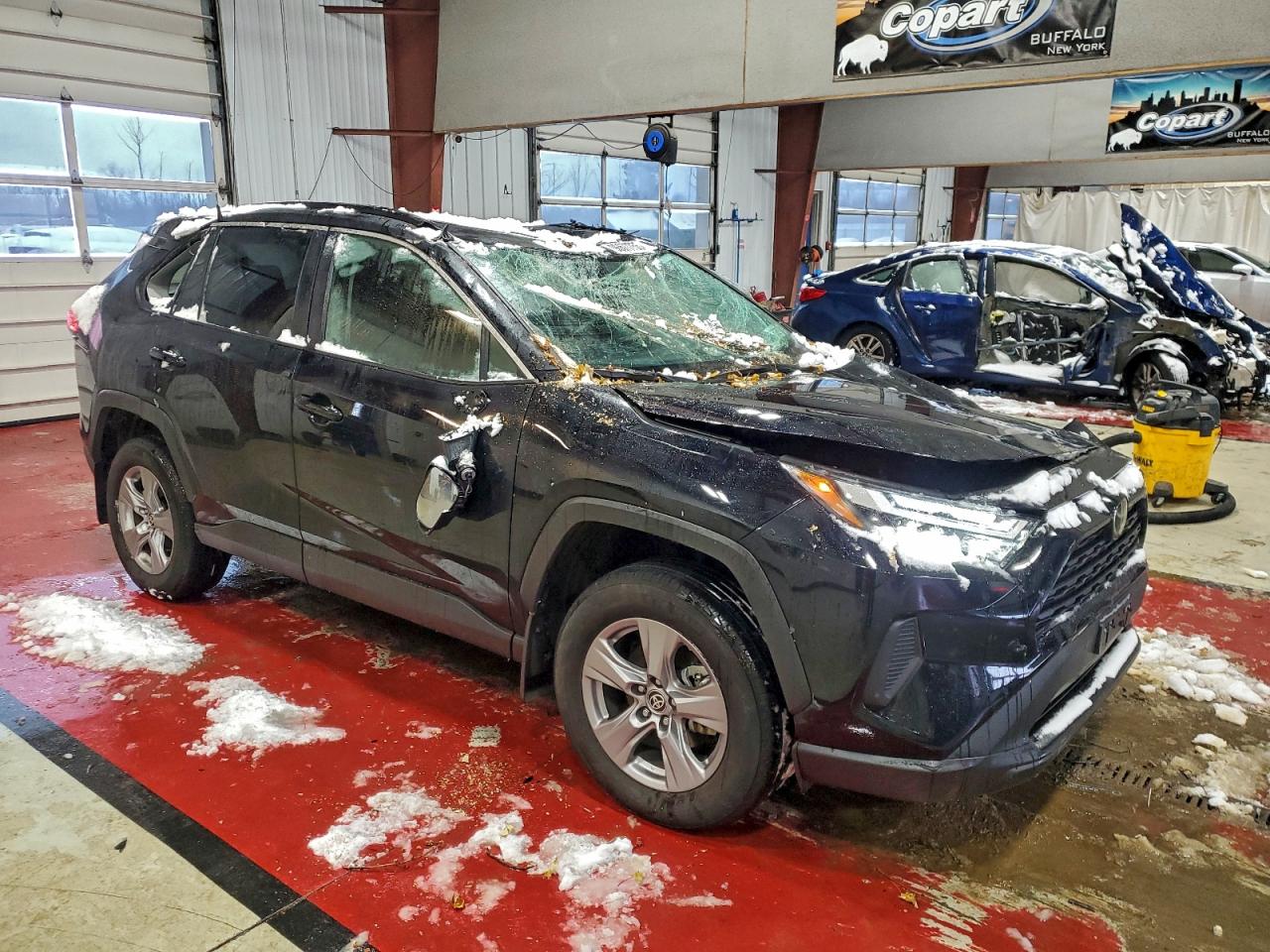 2025 TOYOTA RAV4 XLE photo 4