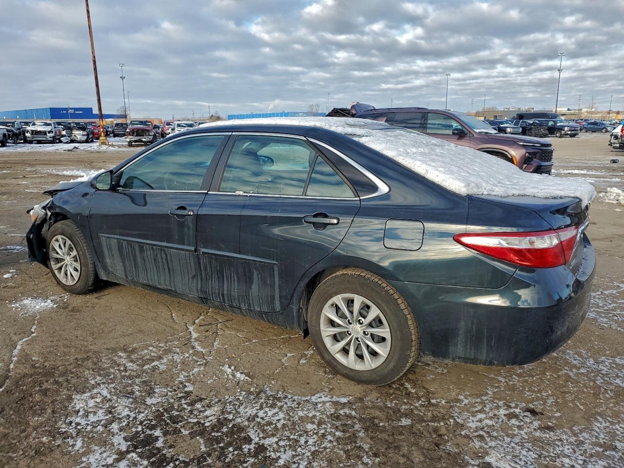 2016 TOYOTA CAMRY LE photo 2