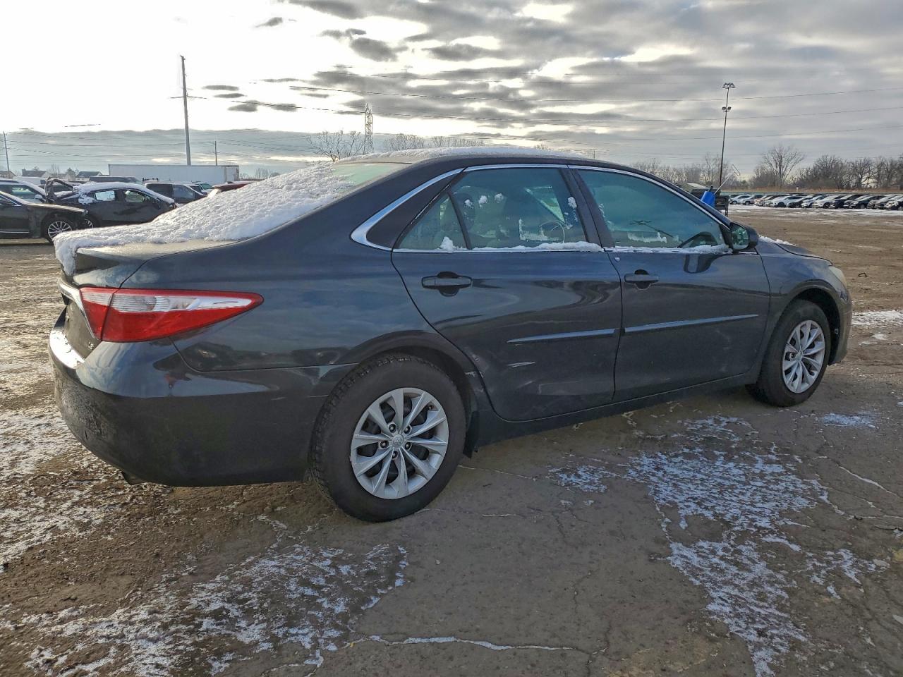 2016 TOYOTA CAMRY LE photo 3
