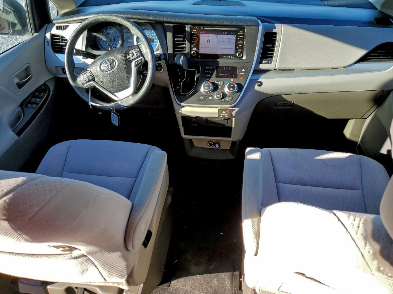 2020 TOYOTA SIENNA LE photo 8